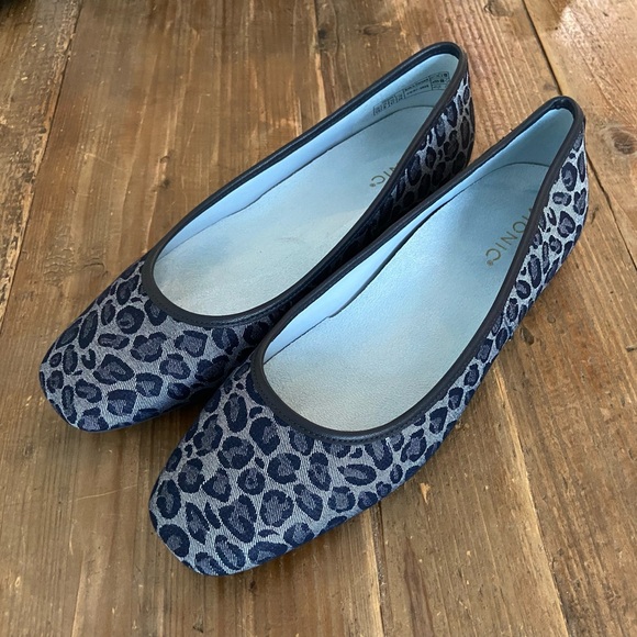 Vionic Blue Leopard Print Flats 10 - Picture 2 of 12